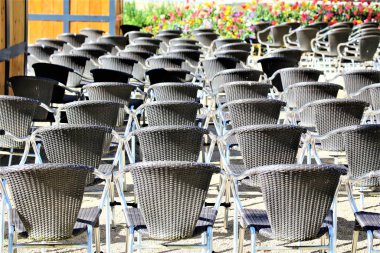 Sıra sıra sandalyeler salonu