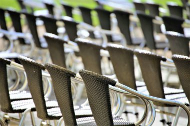 sıra sıra boş sandalyeler