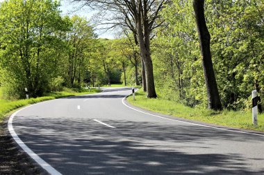 Adam yolda koşuyor.