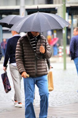 Sokakta yürüyen insanlar