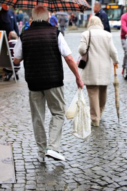 Sokakta yürüyen insanlar