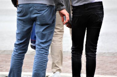 Genç bir çift parkta yürüyor.