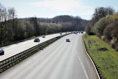 Bir trafik otoyolunun resmi