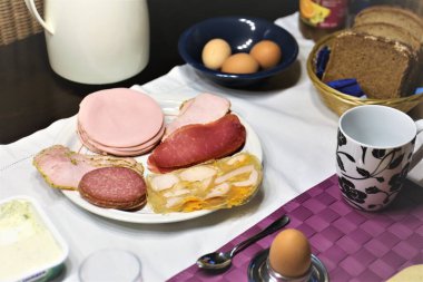 Bir yemek, kahvaltı görüntüsü.