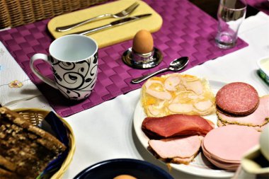 Bir yemek, kahvaltı görüntüsü.