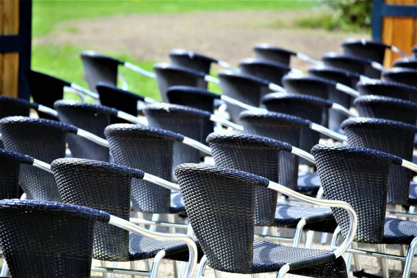 sıra sıra boş sandalyeler