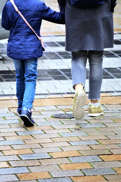 Sokakta yürüyen insanlar