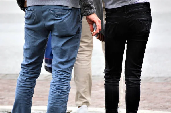 Genç bir çift parkta yürüyor.