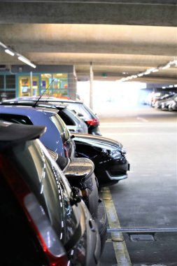 Bir arabanın park görüntüsü.