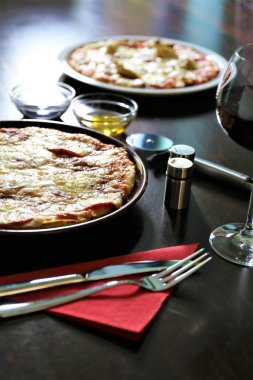 Bir pizza görüntüsü.