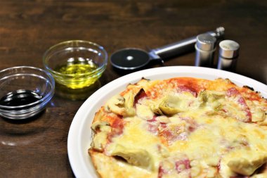 Bir pizza görüntüsü.