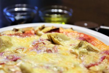 Bir pizza görüntüsü.