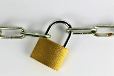 Bir kilit ve zincir görüntüsü