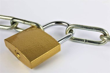 Bir kilit ve zincir görüntüsü