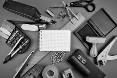 Renkli bir ofis masasının fotokopi alanı içeren bir konsept resmi