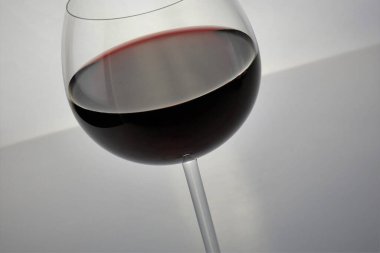 Fotokopi alanı olan bir cam kırmızı şarap görüntüsü