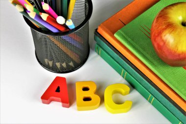 Eğitim konseptinin bir resmi - okul