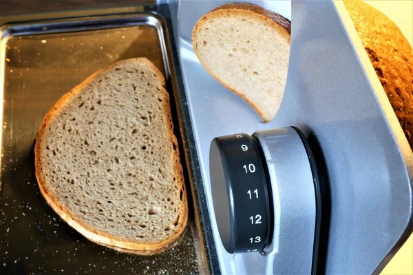 Ein Konzept Bild Eines Brotschneiders Schneidemaschine Mit Brot lizenzfreie Stockbilder