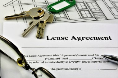 Bir ev planının konsept resmi ve anahtarla