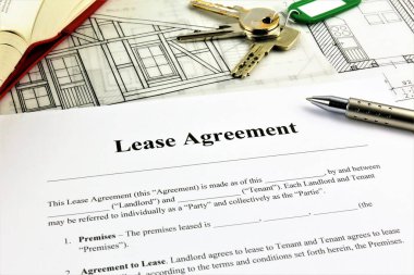 Bir ev planının konsept resmi ve anahtarla