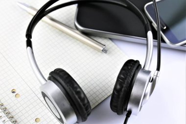 Kulaklık ve klavyeli bir ofis masasının konsept görüntüsü