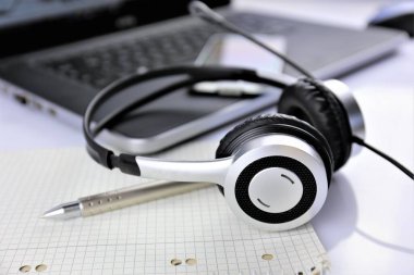 Kulaklık ve klavyeli bir ofis masasının konsept görüntüsü