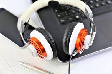 Kulaklık ve klavyeli bir ofis masasının konsept görüntüsü