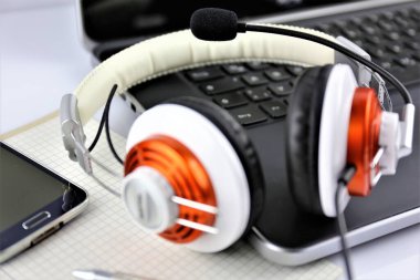 Kulaklık ve klavyeli bir ofis masasının konsept görüntüsü