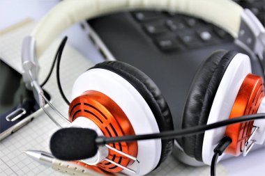 Kulaklık ve klavyeli bir ofis masasının konsept görüntüsü