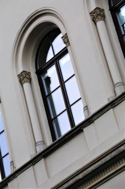 Tarihi bir pencerenin resmi