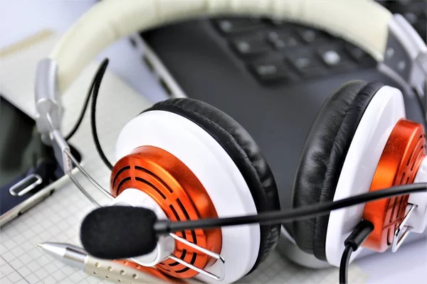 Kulaklık ve klavyeli bir ofis masasının konsept görüntüsü