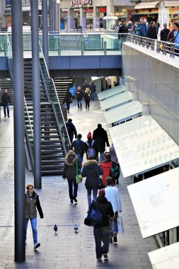 Bahçıvanlık yapan yaşlı bir adamın resmi.