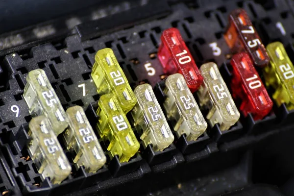 Bir arabanın sigorta kutusunun resmi