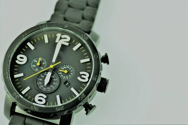 Açılış saatleri olan ve boşluğu kopyalayan bir saatin konsepti