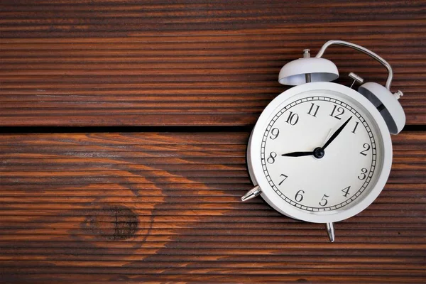 Ahşap Arka Planda Klasik Alarm Saati — Stok fotoğraf