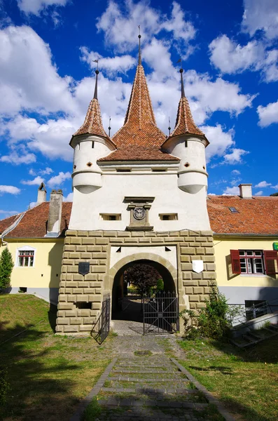 Berömda porten i staden Brasov, Rumänien — Stockfoto