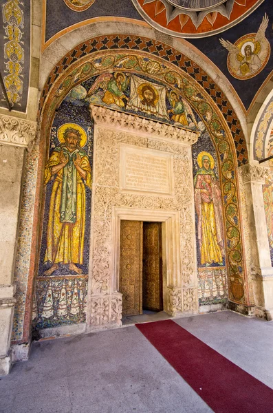 Bükreş, Romanya kilise kapısına dekore edilmiş — Stok fotoğraf