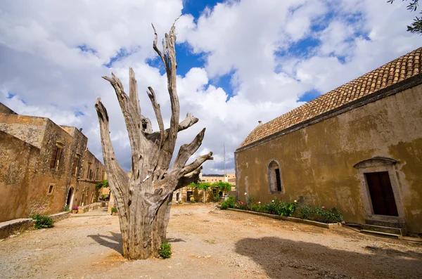 树与子弹-监控 Arkadiou 修道院，克里特岛 — 图库照片