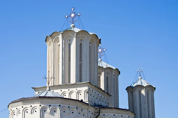 Towers of white orthodox church in Bucharest, Romania — Stock Photo, Image