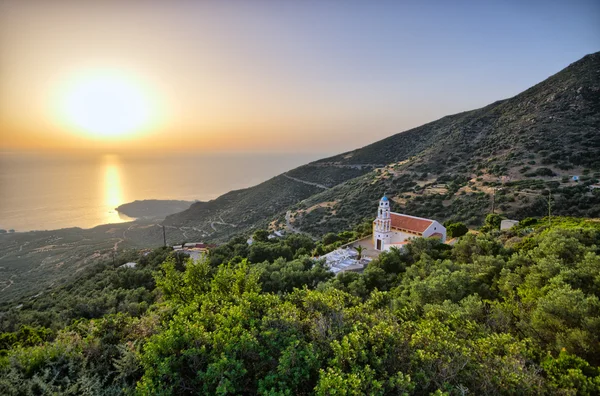 Закат на Крите с маленькой церковью — стоковое фото