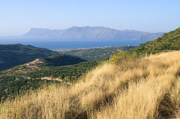 Kopci nedaleko Polyrrinia vesnice na ostrově Kréta - Řecko — Stock fotografie
