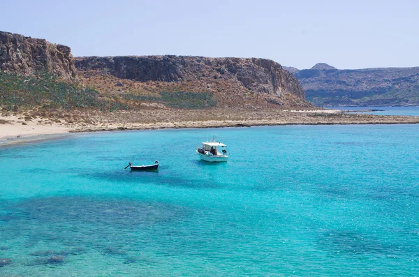 Barcos perto da praia de Balos em Creta, Grécia — Fotografia de Stock