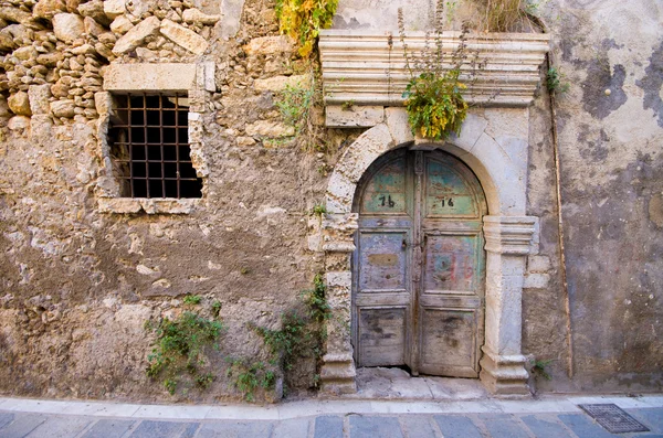 Старая дверь в древней стене — стоковое фото