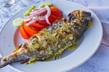 Tabakta ızgara balık.