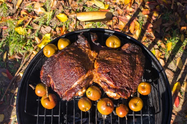 Meat and little apples on the bbq — Stock Photo, Image