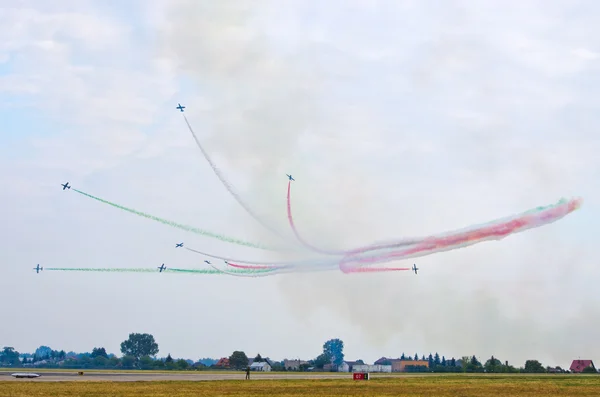 Italiaanse Frecce Tricolori vorming over Radom Airshow, Polen — Stockfoto