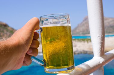 Bardak soğuk bira tropik
