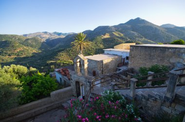 Romantik Köyü Polyrrhenia, Crete, Yunanistan
