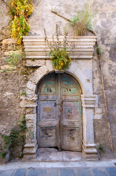 Puerta vieja en la antigua muralla — Foto de Stock