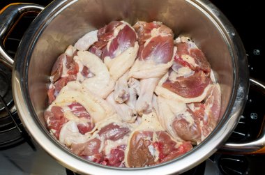 Ördek confit hazırlık sırasında